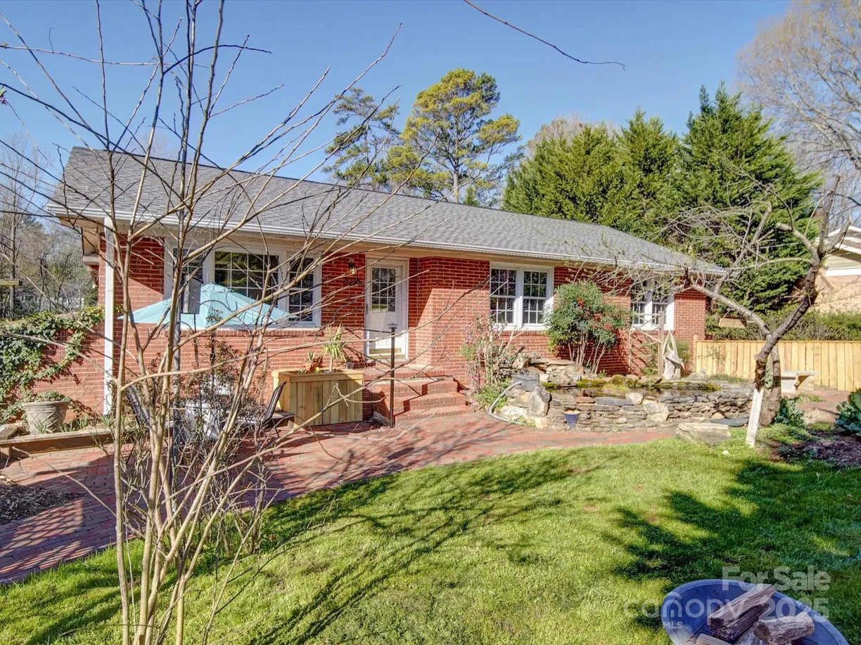 Charlotte Real Estate | View 2036 Edgewater Drive | 4 Beds, 2 Baths