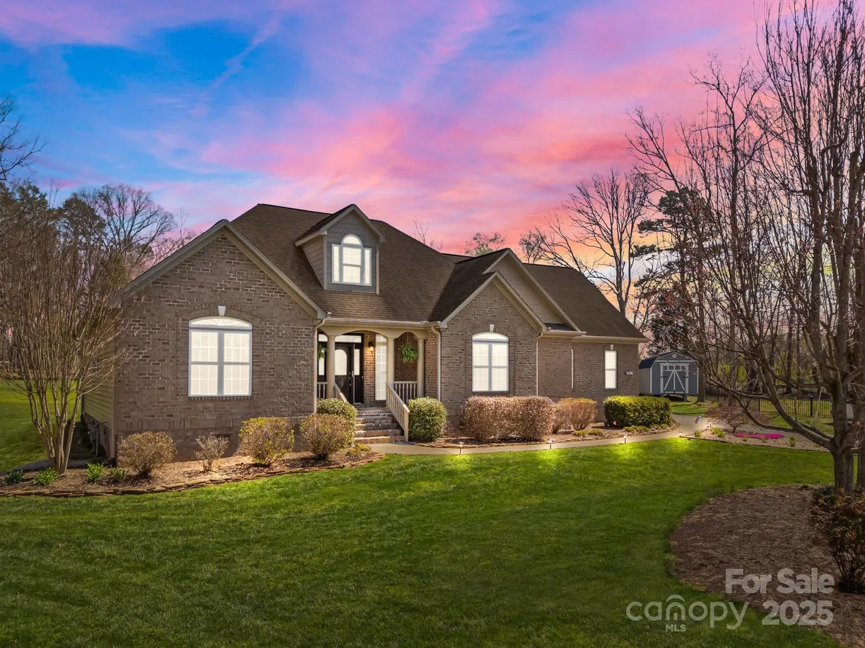 Charlotte Real Estate | View 1234 Oakbluff Drive | 3 Beds, 2 Baths