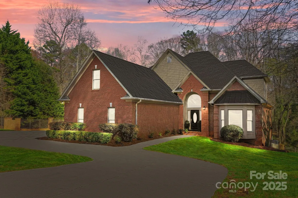 Charlotte Real Estate | View 221 Colony Drive | 4 Beds, 4 Baths