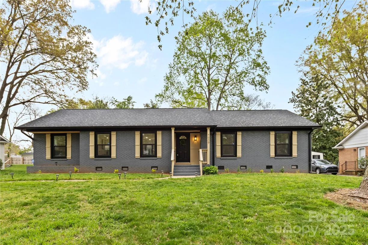 Charlotte Real Estate | View 7009 Wrentree Drive | 4 Beds, 3 Baths