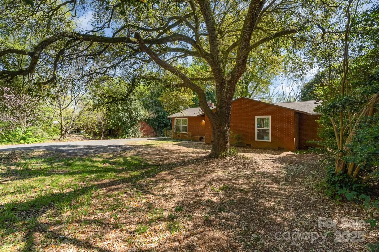 Charlotte Real Estate | View 900 E Woodlawn Road | Listing