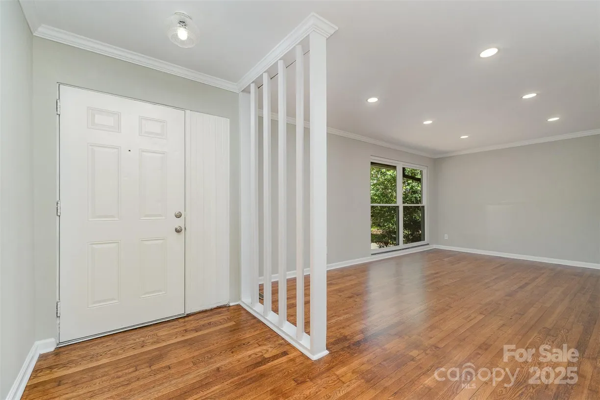 Charlotte Real Estate | View 900 E Woodlawn Road | Listing