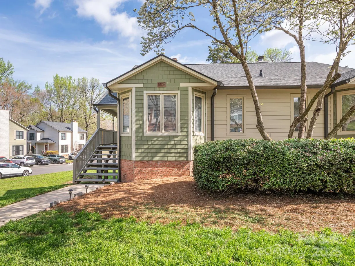 Charlotte Real Estate | View 1022 Kenilworth Court | 3 Beds, 2 Baths