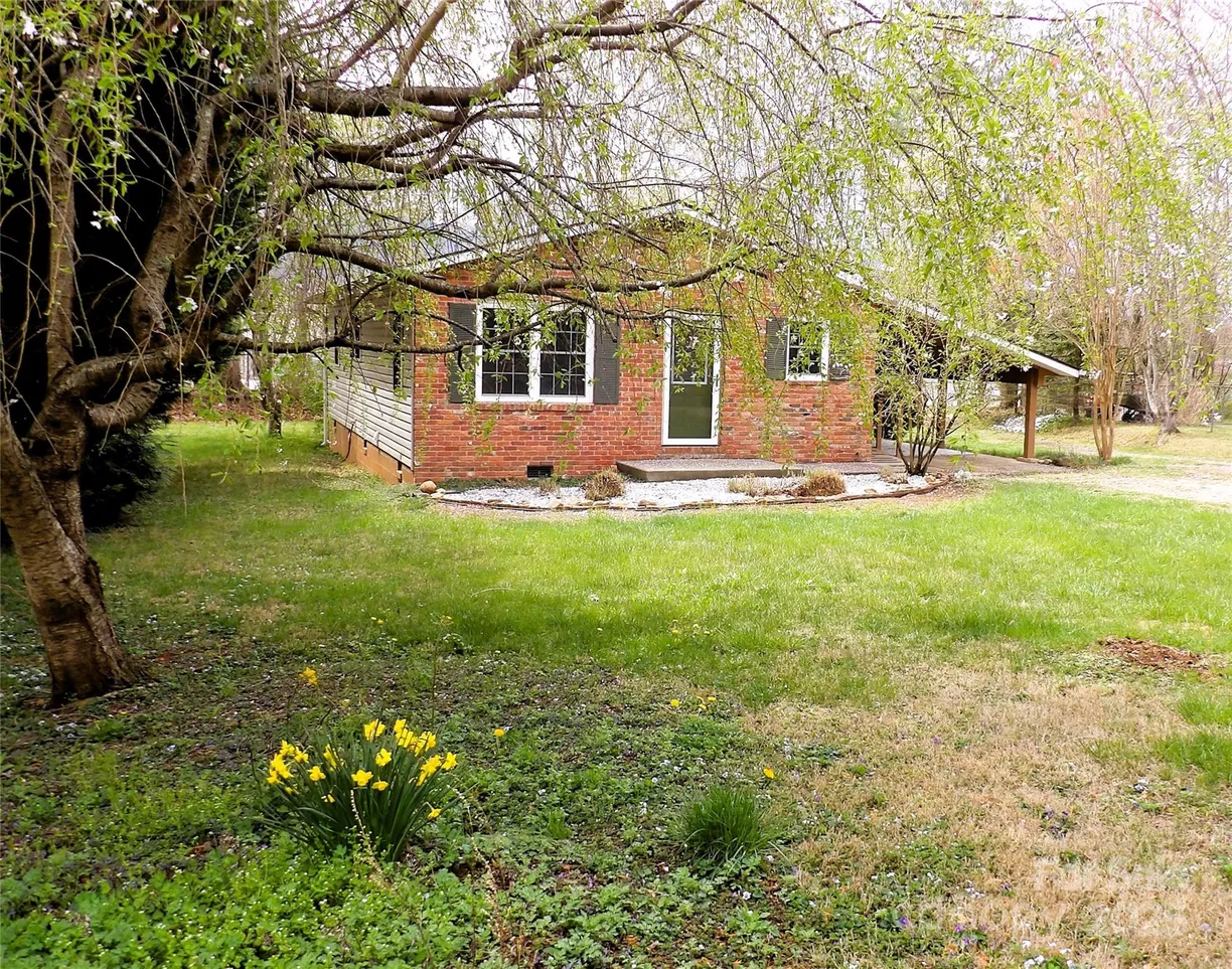Charlotte Real Estate | View 106 Pinetree Drive | 2 Beds, 2 Baths