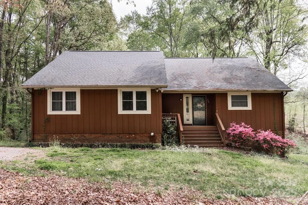Charlotte Real Estate | View 948 Kingswood Drive | 3 Beds, 3 Baths