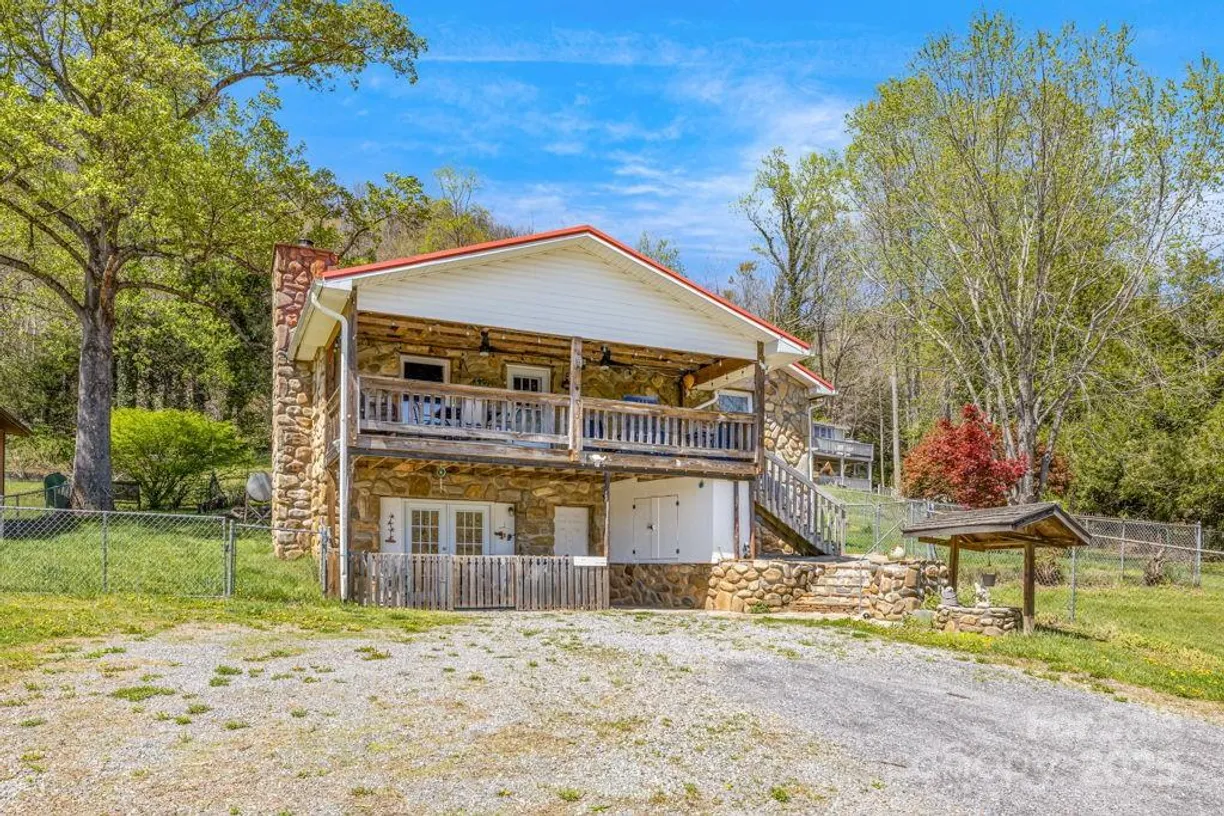 Charlotte Real Estate | View 10 Winter Haven Lane | 2 Beds, 2 Baths