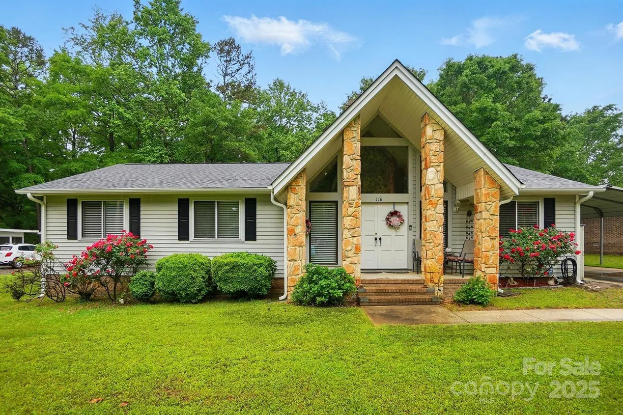 Charlotte Real Estate | View 116 Pelham Lane | 3 Beds, 2 Baths