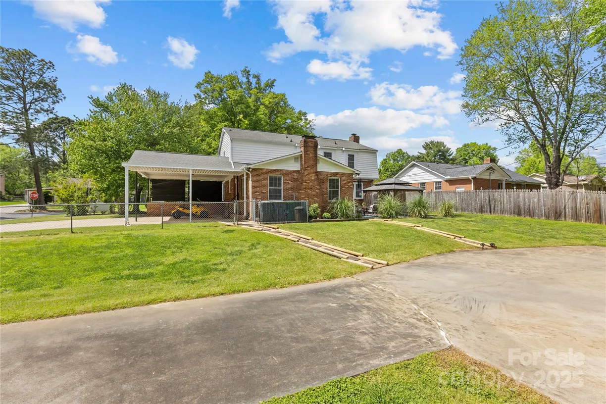 Charlotte Real Estate | View 6035 Idlebrook Drive | 4 Beds, 2 Baths