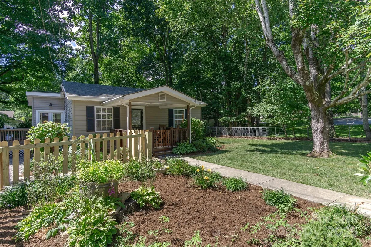 Charlotte Real Estate | View 100 5th Street | 2 Beds, 1 Bath