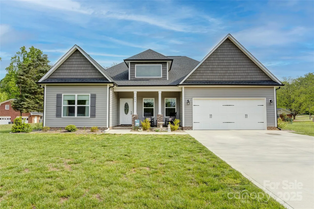 Charlotte Real Estate | View 604 Airport Road | 4 Beds, 3 Baths