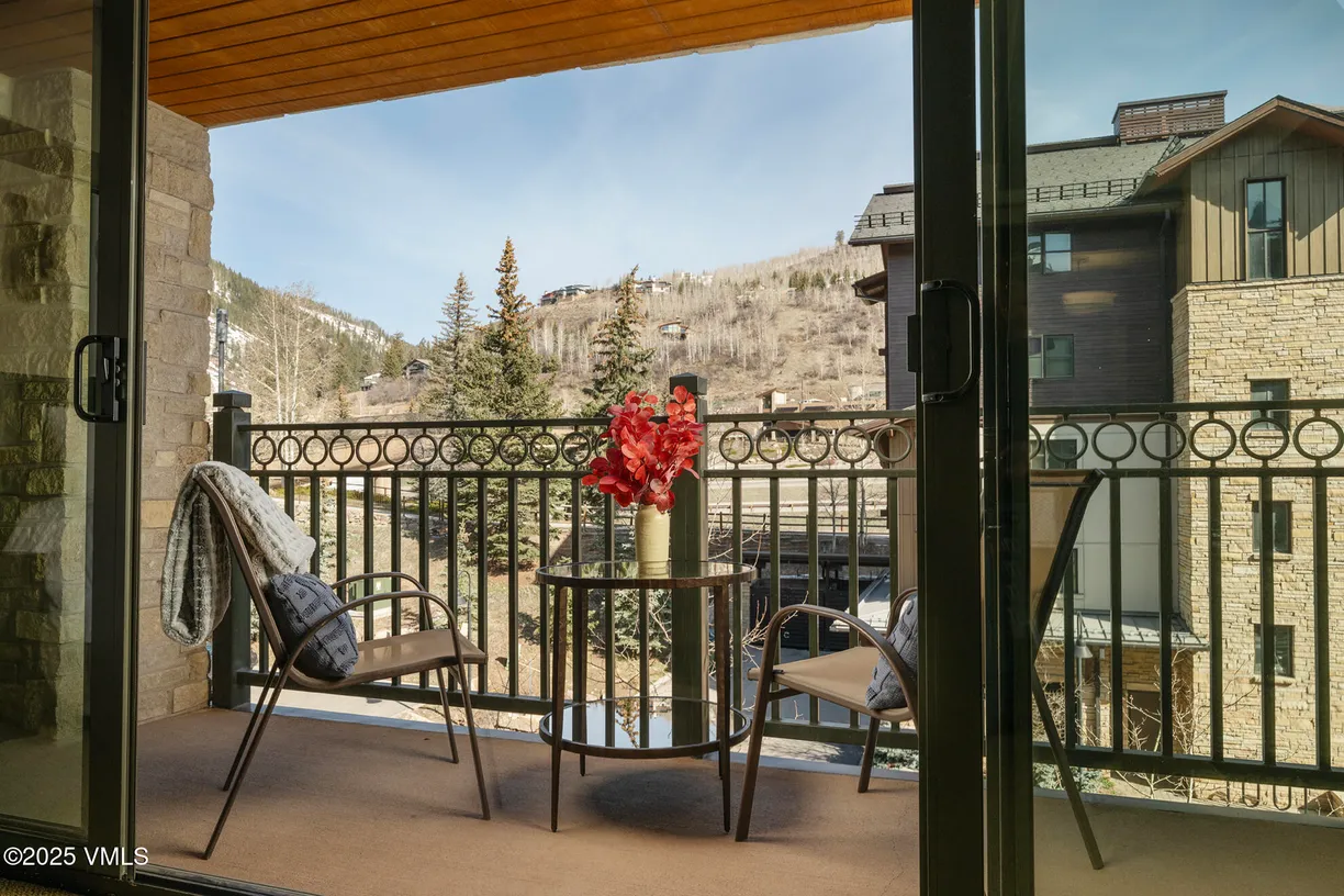 Denver Real Estate | View 610 W Lionshead Circle, 406 | 2 Beds, 2 Baths