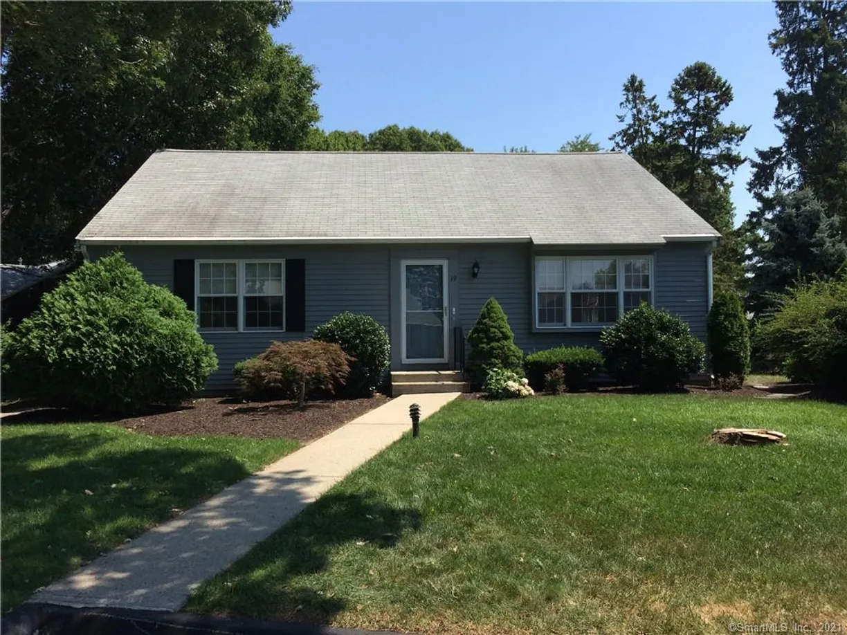 Westchester Real Estate | View 19 Aylesbury Circle, 19 | 2 Beds, 2 Baths