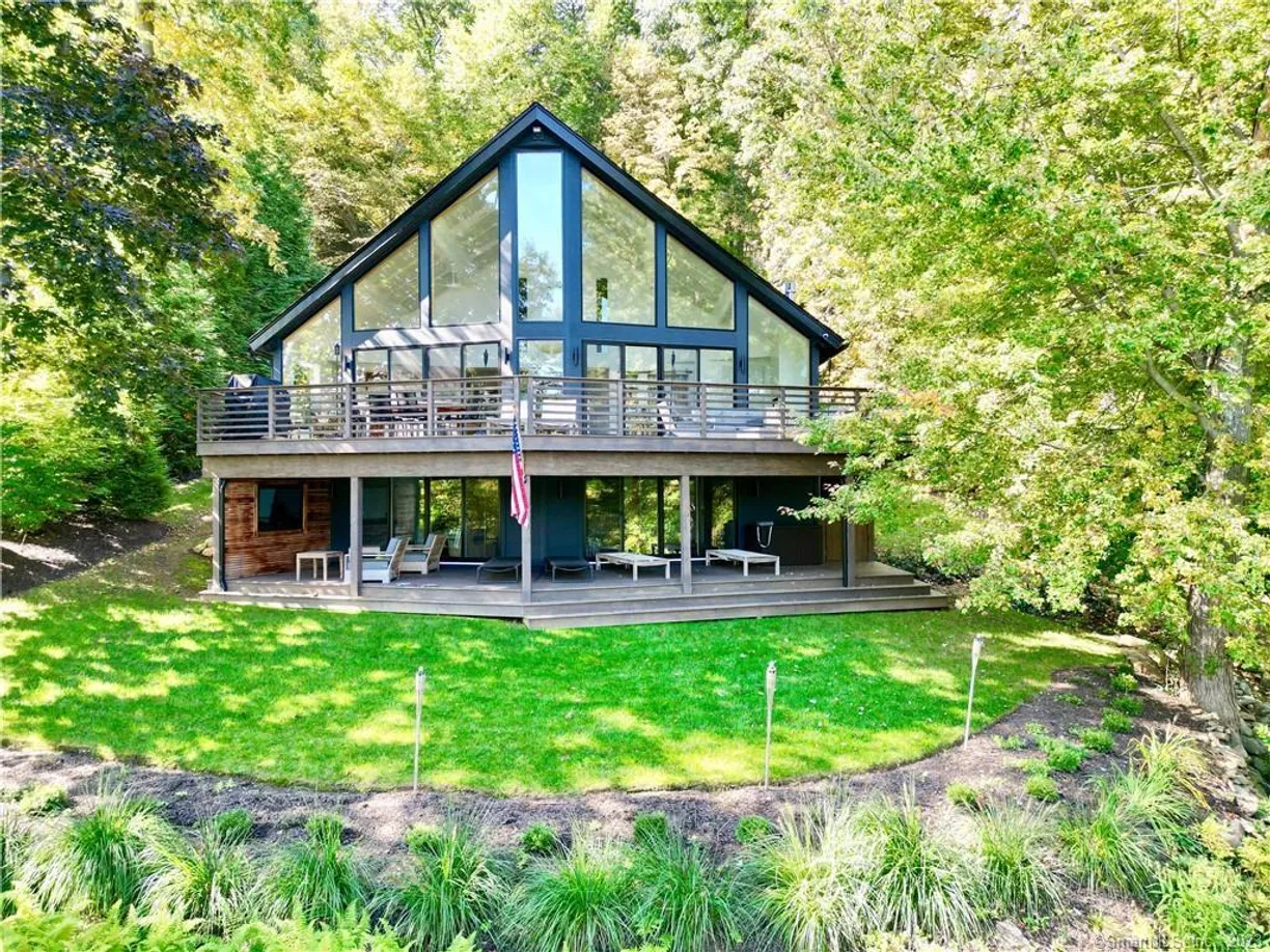 Greenwich Real Estate | View 33 Orchard Rest | 4 Beds, 3 Baths