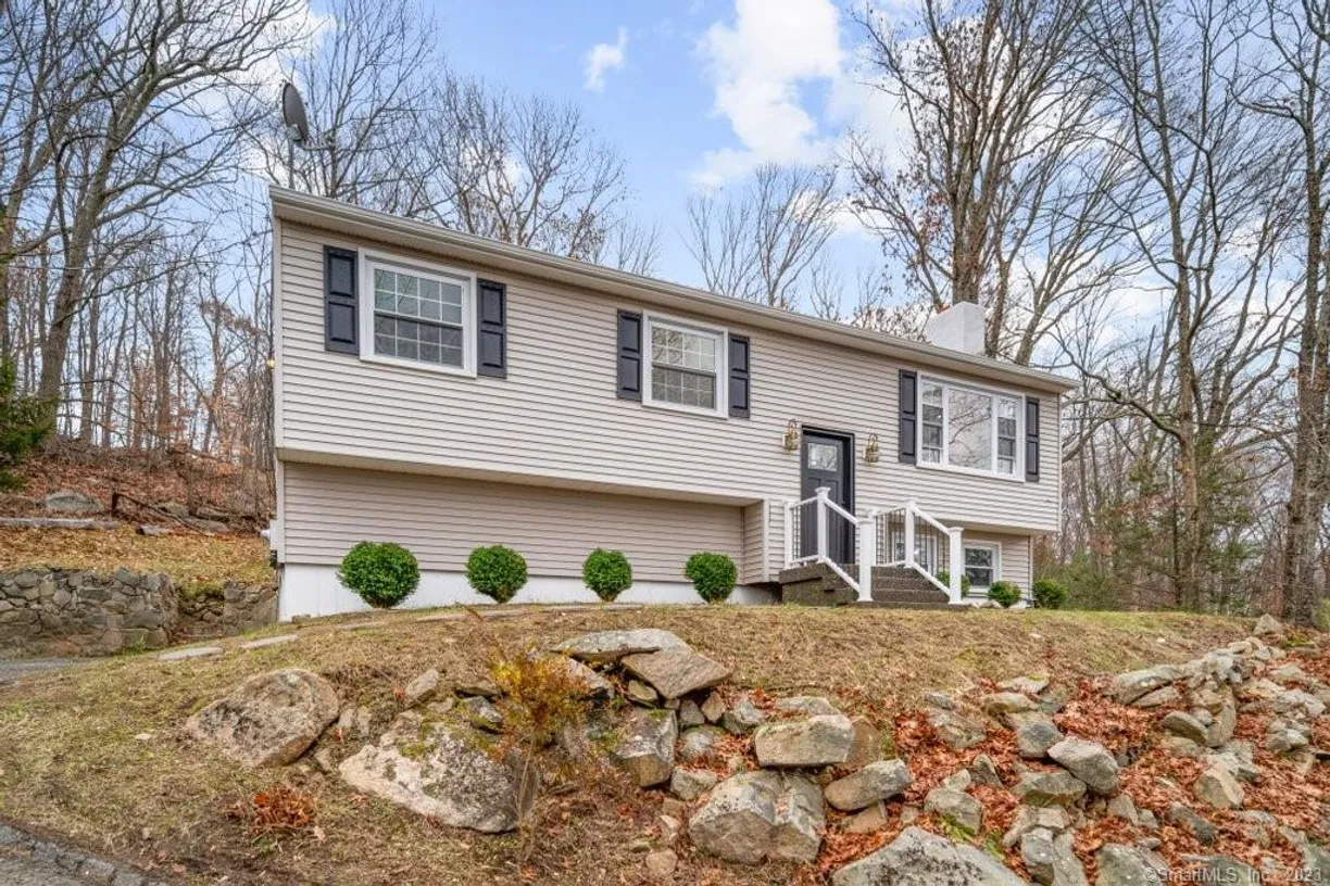 Greenwich Real Estate | View 9 Tommys Lane | 3 Beds, 2 Baths