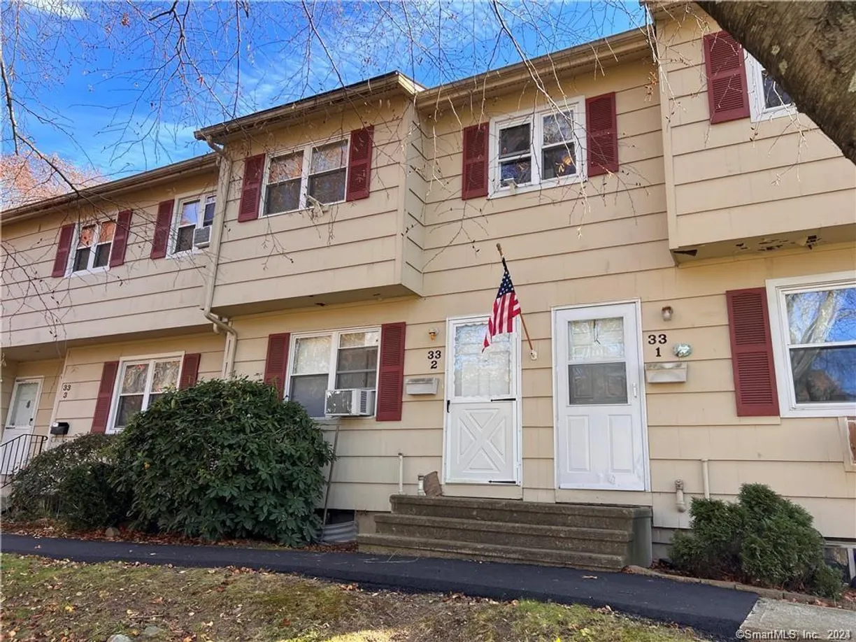 Greenwich Real Estate | View 33 Ridge Road, 2 | 3 Beds, 1 Bath