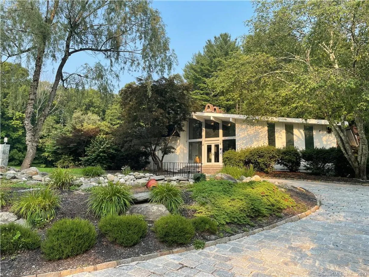 Greenwich Real Estate | View 29 Tito Lane | 5 Beds, 4 Baths
