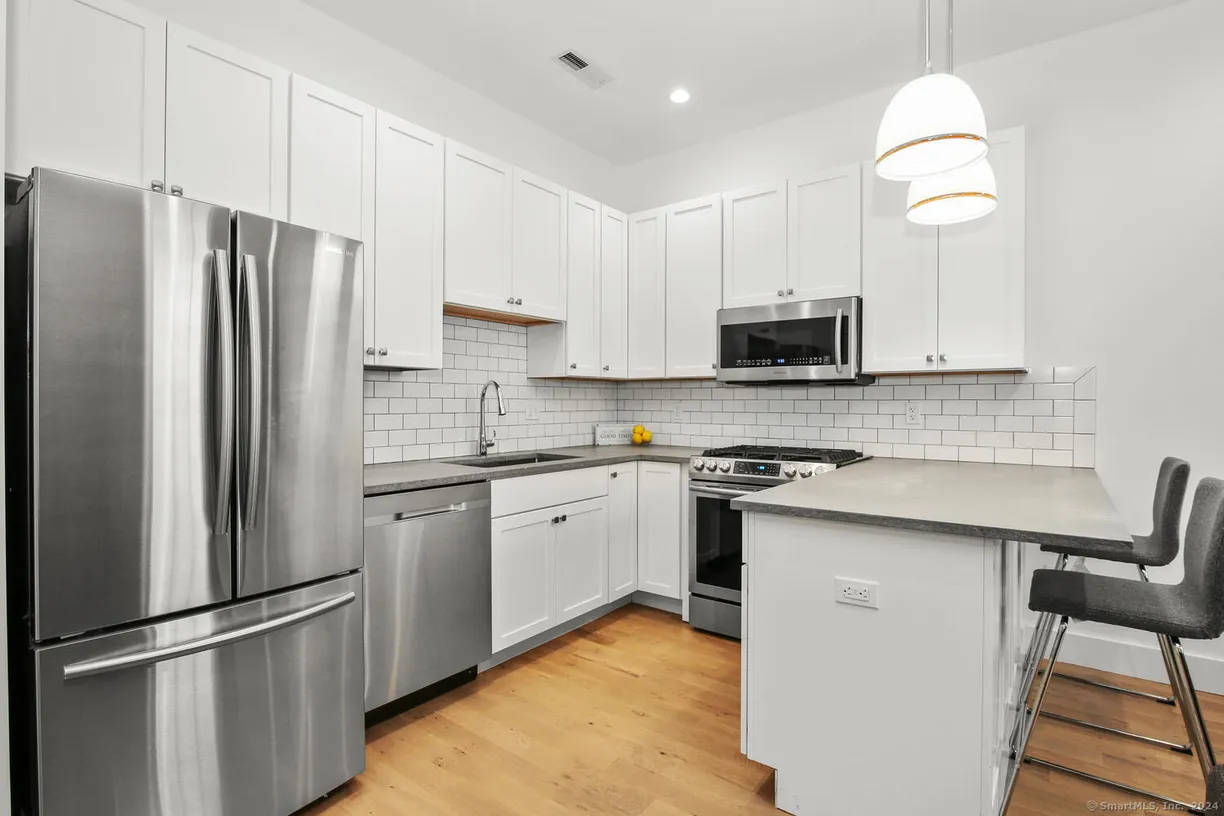 Greenwich Real Estate | View 191 Summer Street, 3 | 1 Bed, 1 Bath