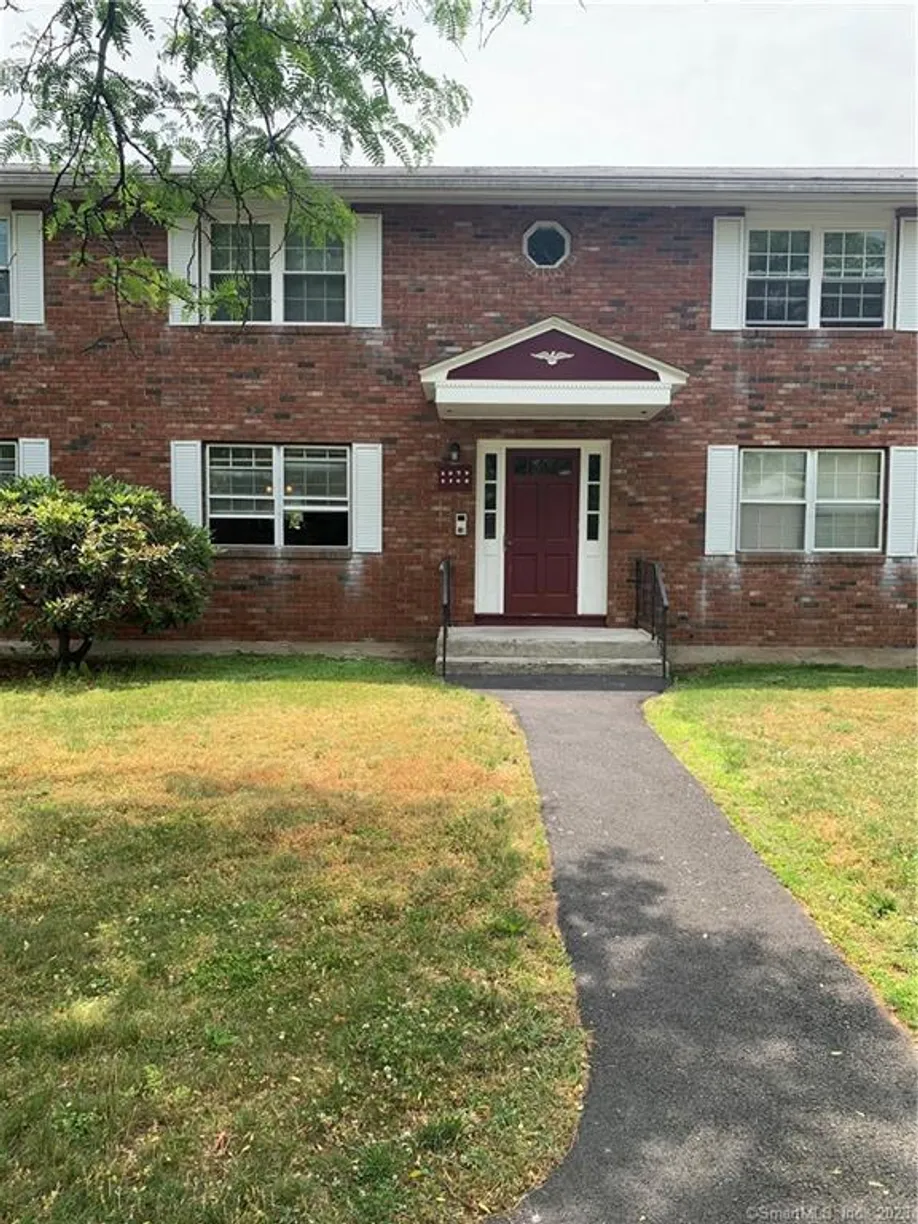 Greenwich Real Estate | View 1079 Blue Hills, E | 1 Bed, 1 Bath