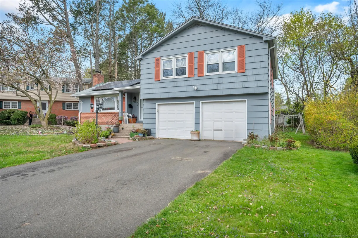 Greenwich Real Estate | View 128 West Ridge Drive | 3 Beds, 2 Baths