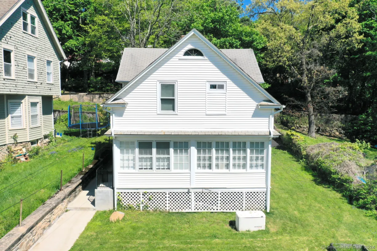 Greenwich Real Estate | View 390 Farmington Avenue | 4 Beds, 2 Baths