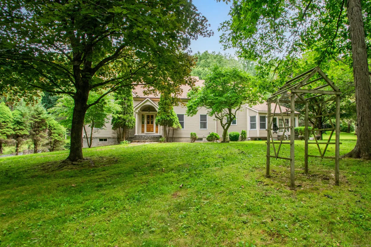 Greenwich Real Estate | View 208 East Flag Swamp Road | 4 Beds, 3 Baths