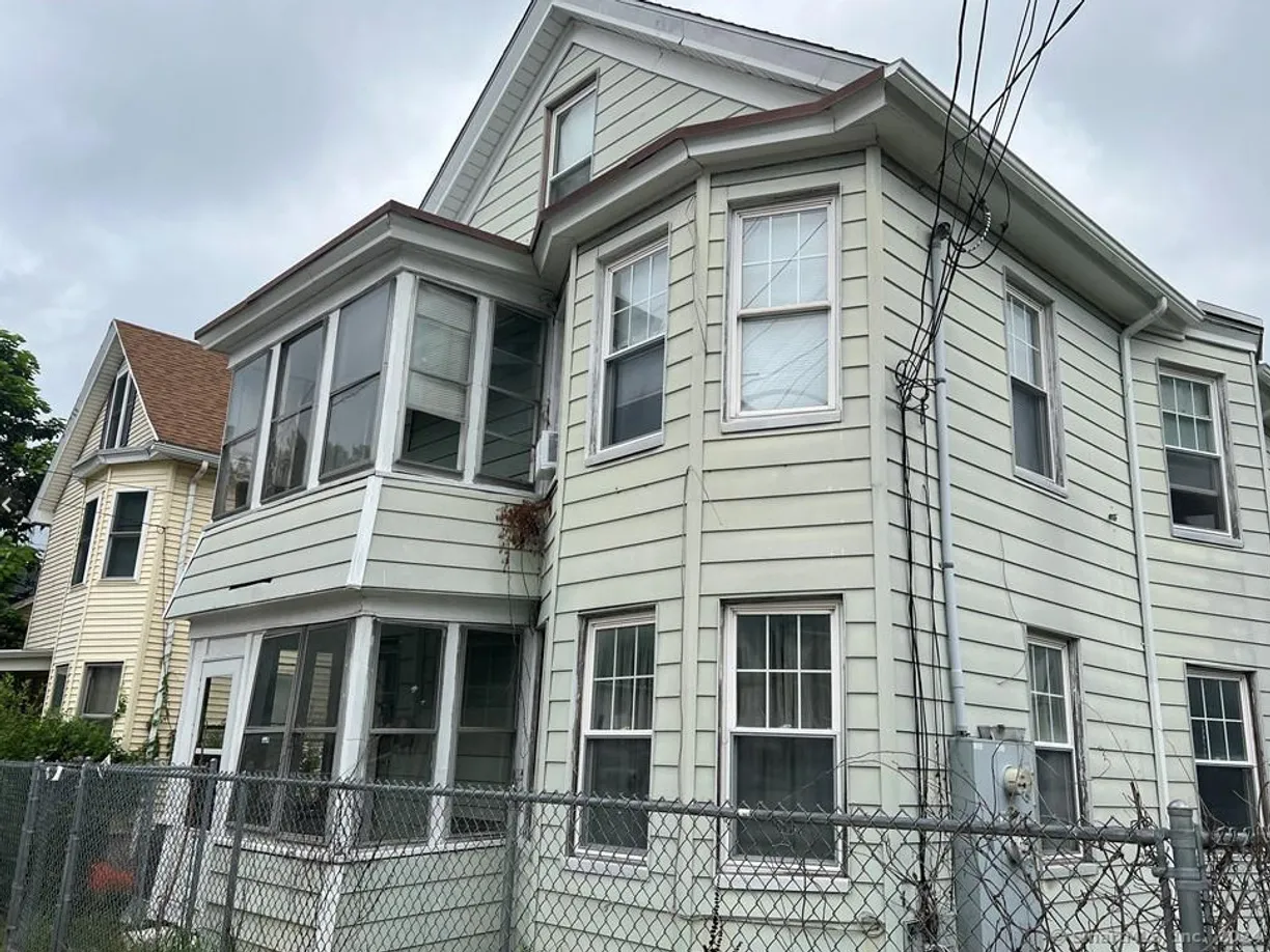 Greenwich Real Estate | View  | 5 Beds, 2 Baths