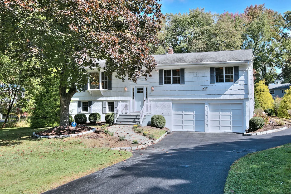 Greenwich Real Estate | View 8 Peaceful Lane | 4 Beds, 2 Baths