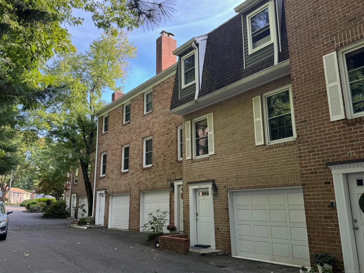 Greenwich Real Estate | View 3 Valley View Road, 8 | 2 Beds, 2 Baths