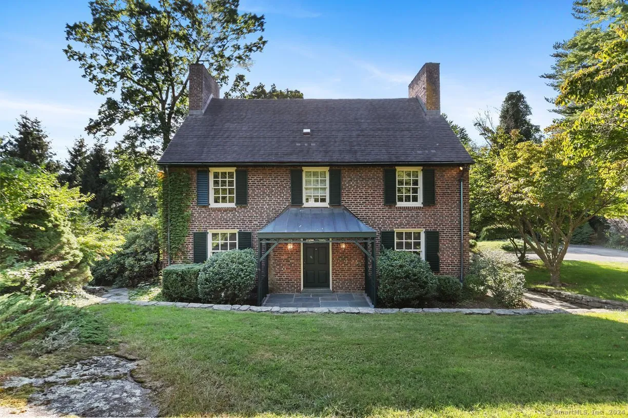 Greenwich Real Estate | View 70 Round Hill Road | 5 Beds, 4 Baths