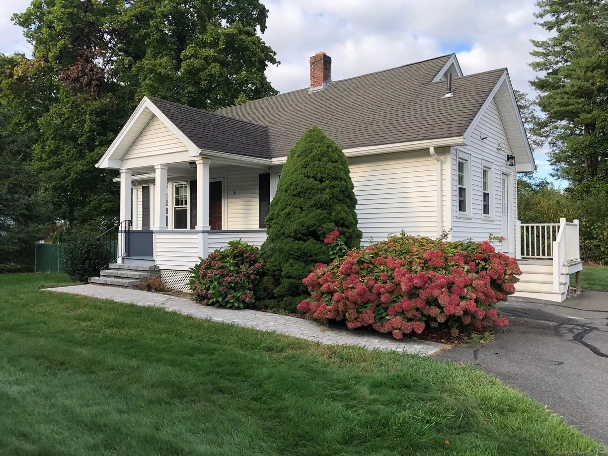 Greenwich Real Estate | View 70 Northampton Lane, 6 | 2 Beds, 2 Baths