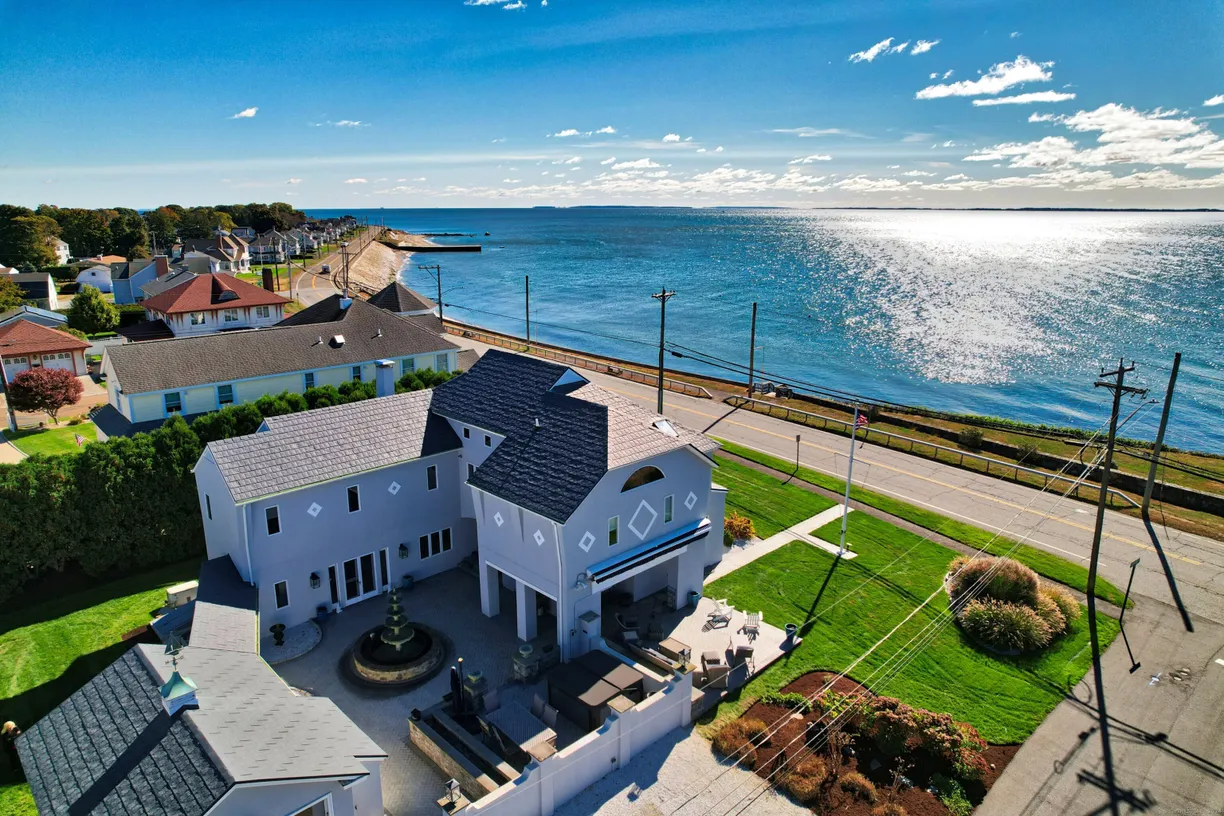 Greenwich Real Estate | View 372 Maple Avenue | 3 Beds, 3 Baths
