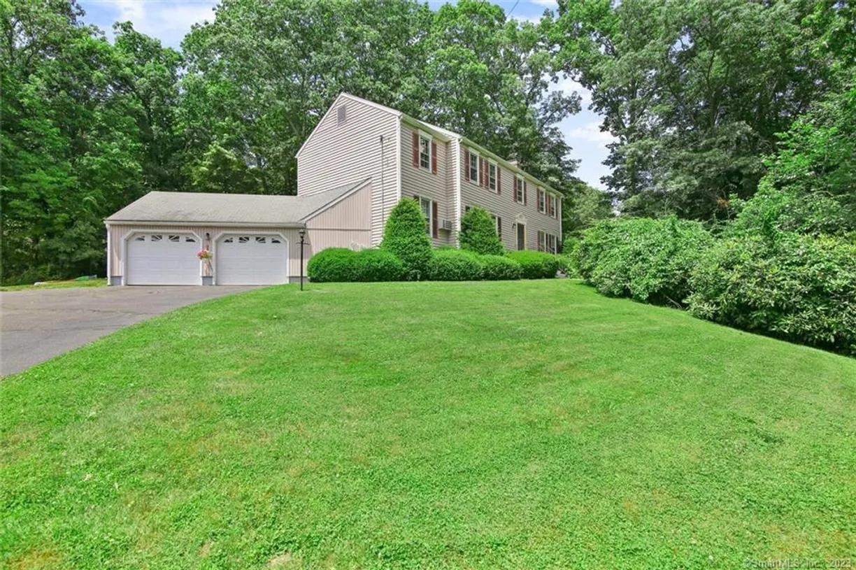 Greenwich Real Estate | View 899 New Norwalk Road | 5 Beds, 2 Baths