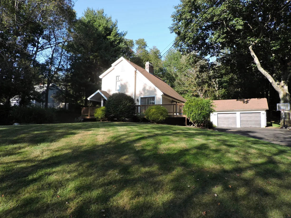 Greenwich Real Estate | View 948 North River Road | 3 Beds, 2 Baths