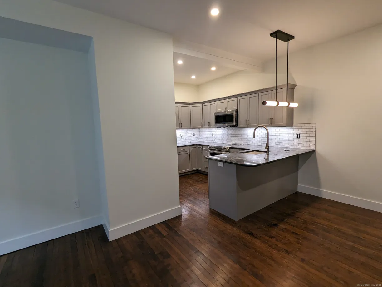 Greenwich Real Estate | View 133 Bank Street, 3B | 2 Beds, 2 Baths