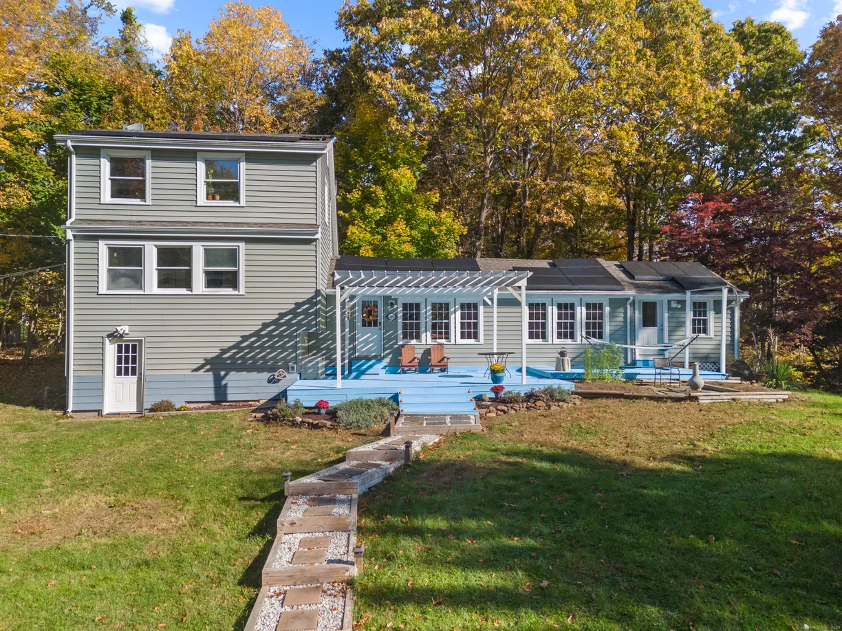 Greenwich Real Estate | View 723 Old Pent Road | 3 Beds, 2 Baths