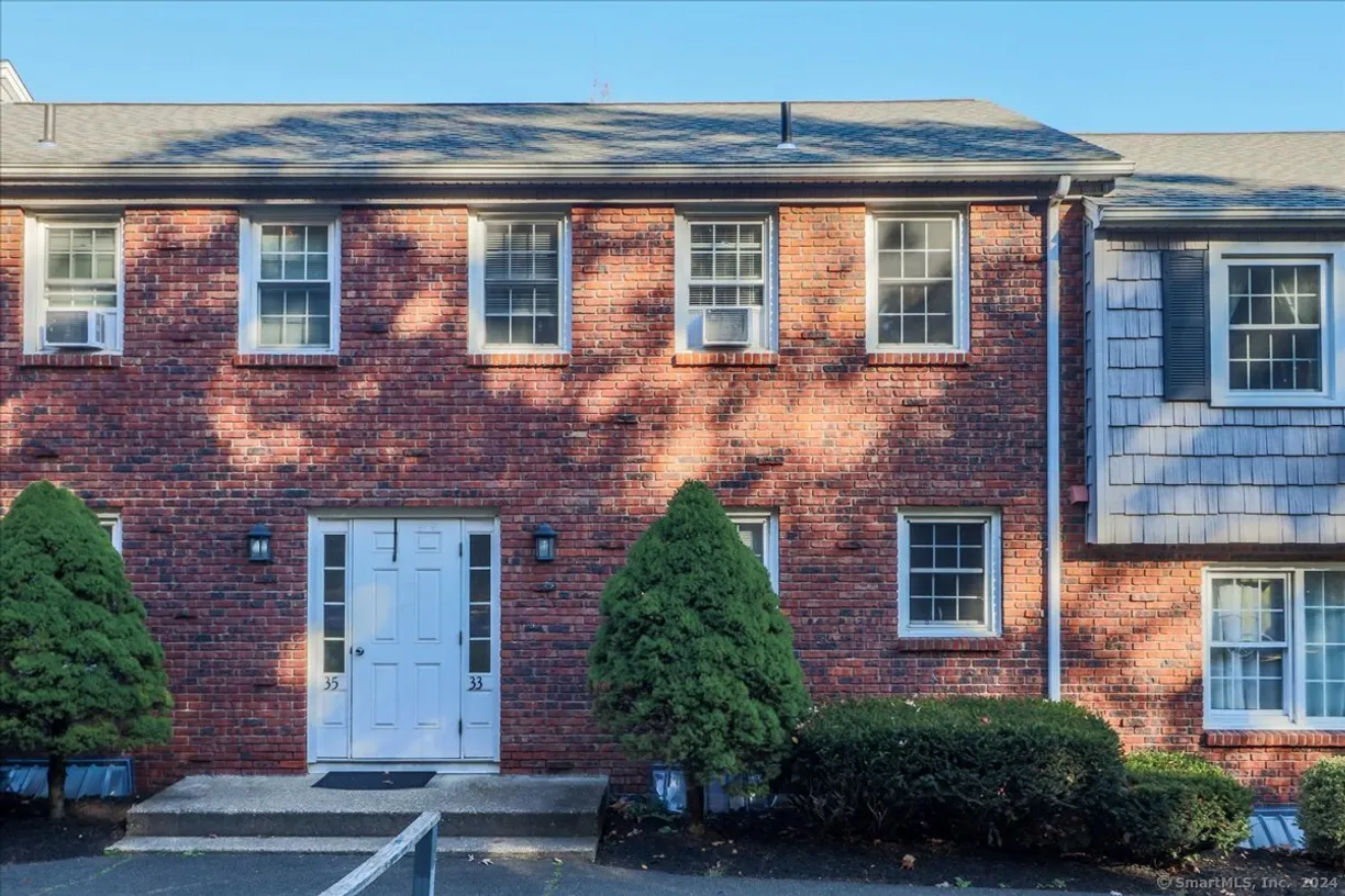 Greenwich Real Estate | View 33 Old Farms Lane, 33 | 2 Beds, 2 Baths