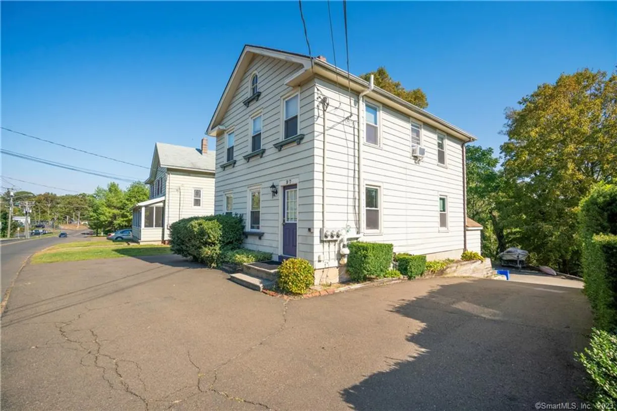 Greenwich Real Estate | View 97 Ivy Street, 1st floor | 2 Beds, 2 Baths