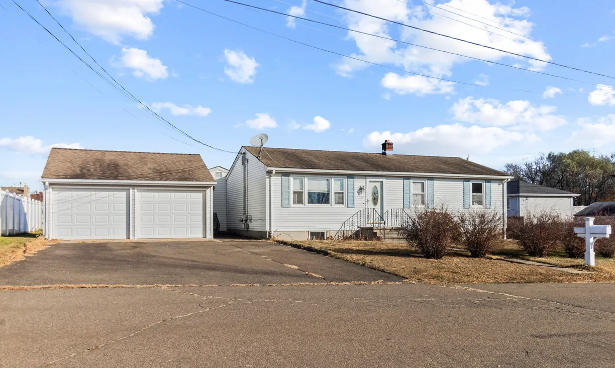 Greenwich Real Estate | View 39 Holmes Street | 4 Beds, 2 Baths