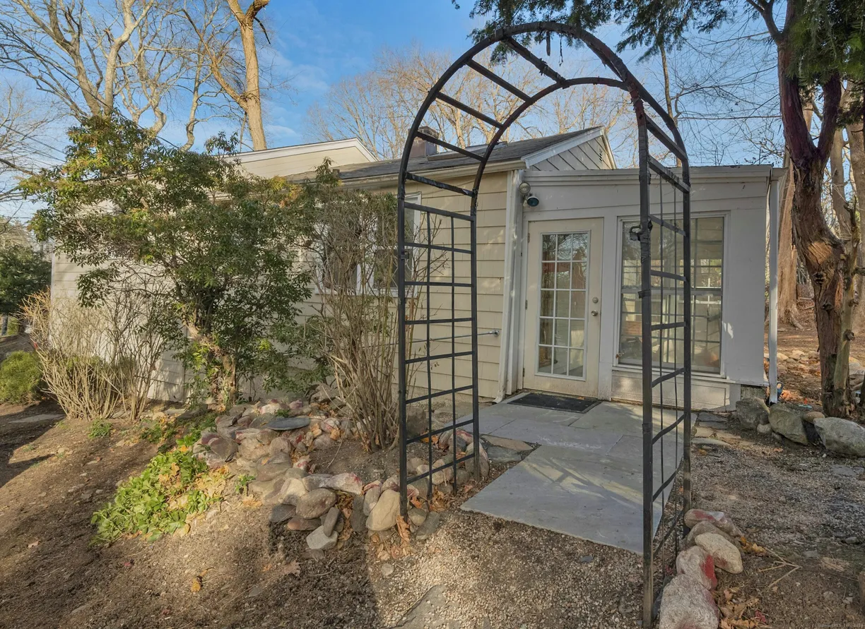 Greenwich Real Estate | View 2a cross Highway | 2 Beds, 1 Bath