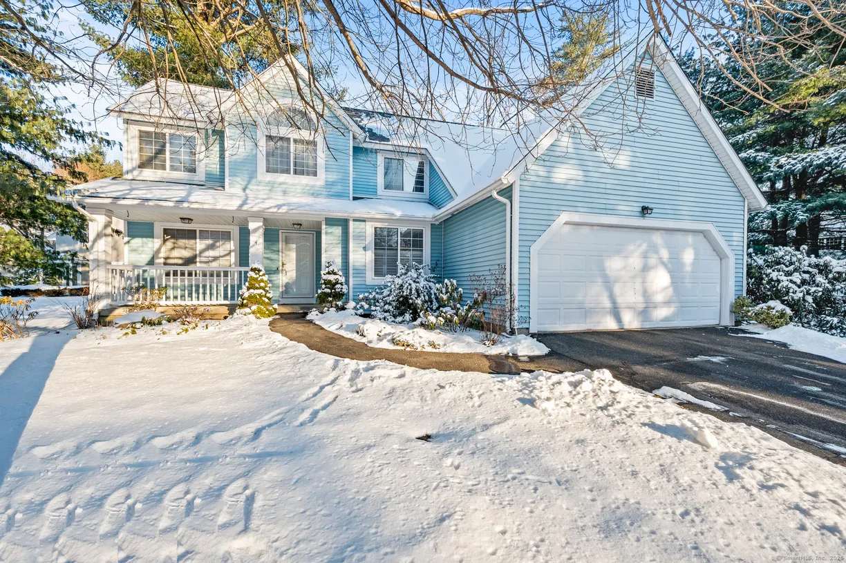 Greenwich Real Estate | View 4 Edgewood Court, 4 | 2 Beds, 2 Baths