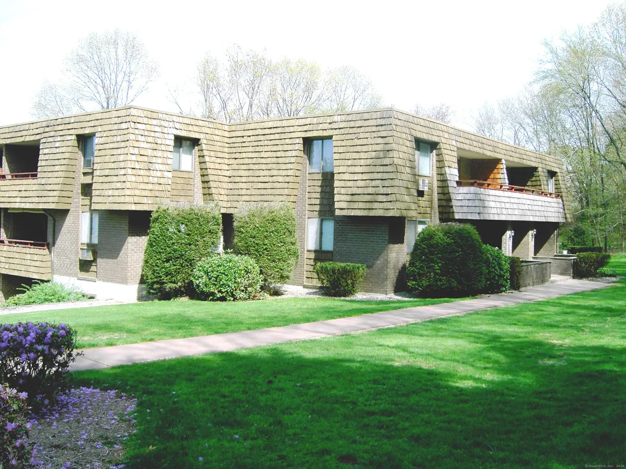 Greenwich Real Estate | View 100 Oxbow Drive, APT C8 | 1 Bed, 1 Bath