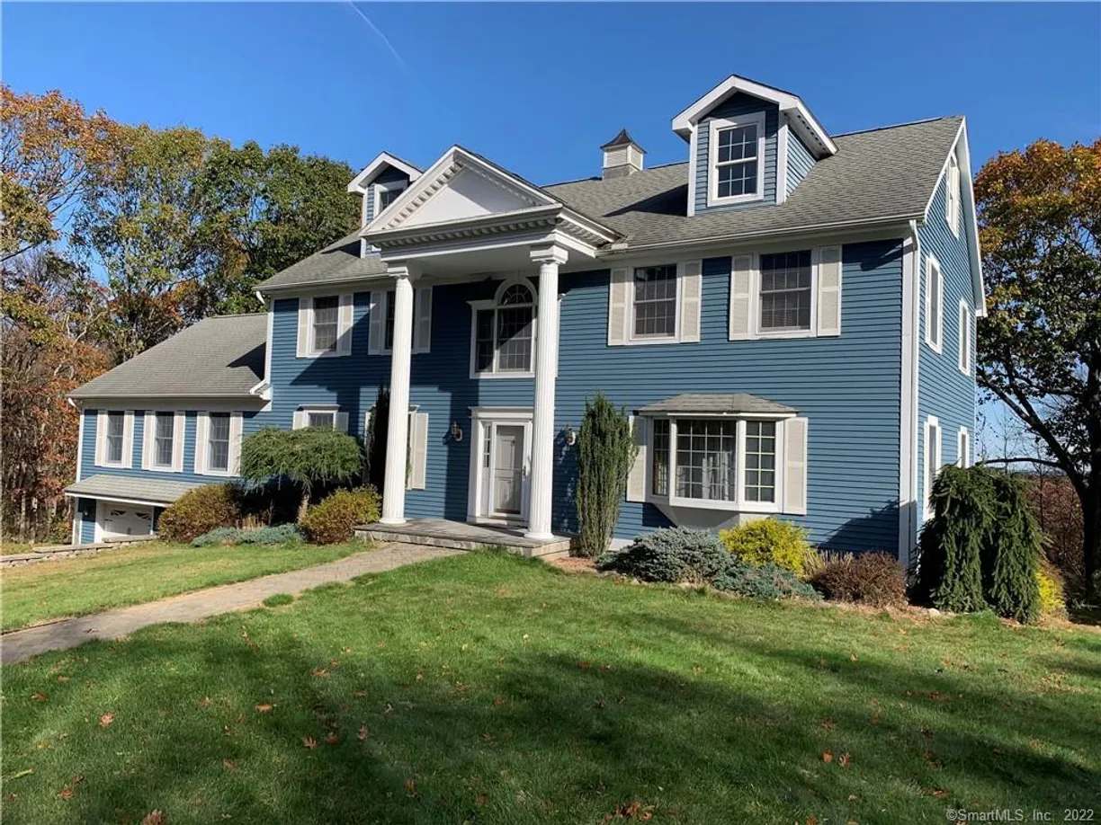 Greenwich Real Estate | View 38 Merriman Lane | 4 Beds, 3 Baths