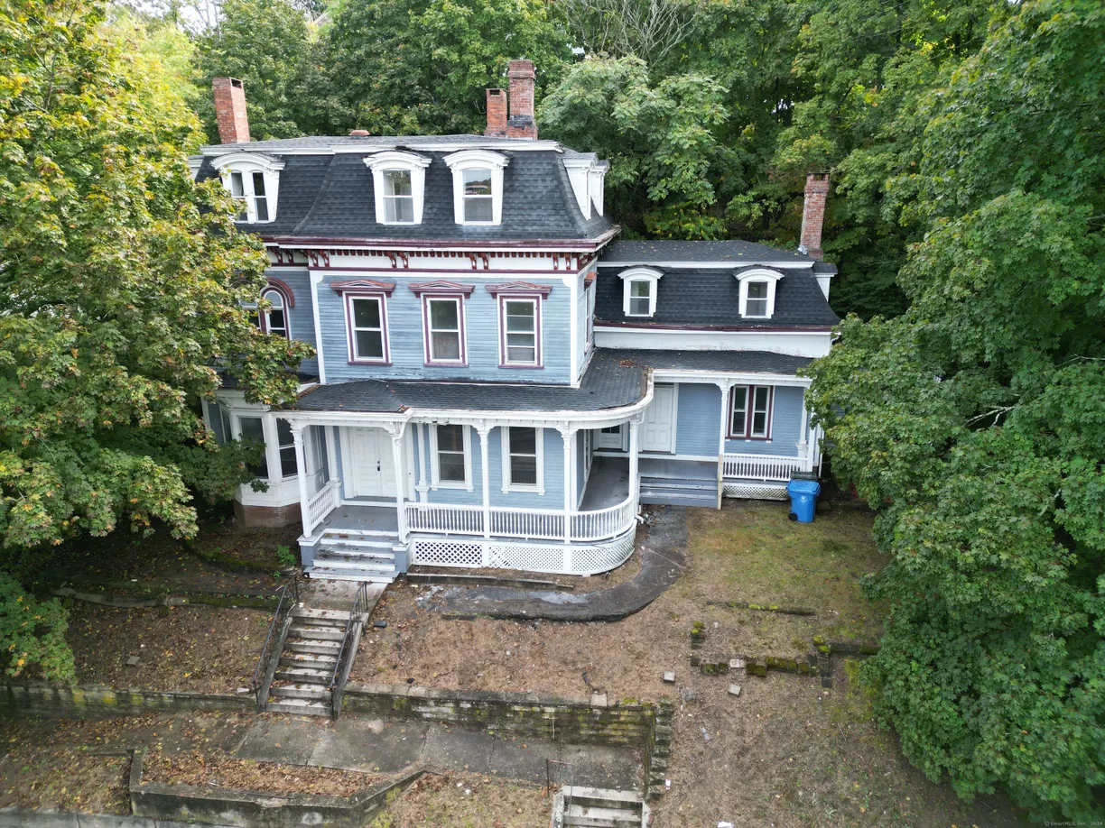Greenwich Real Estate | View 60 Laurel Hill Avenue | 6 Beds, 3 Baths