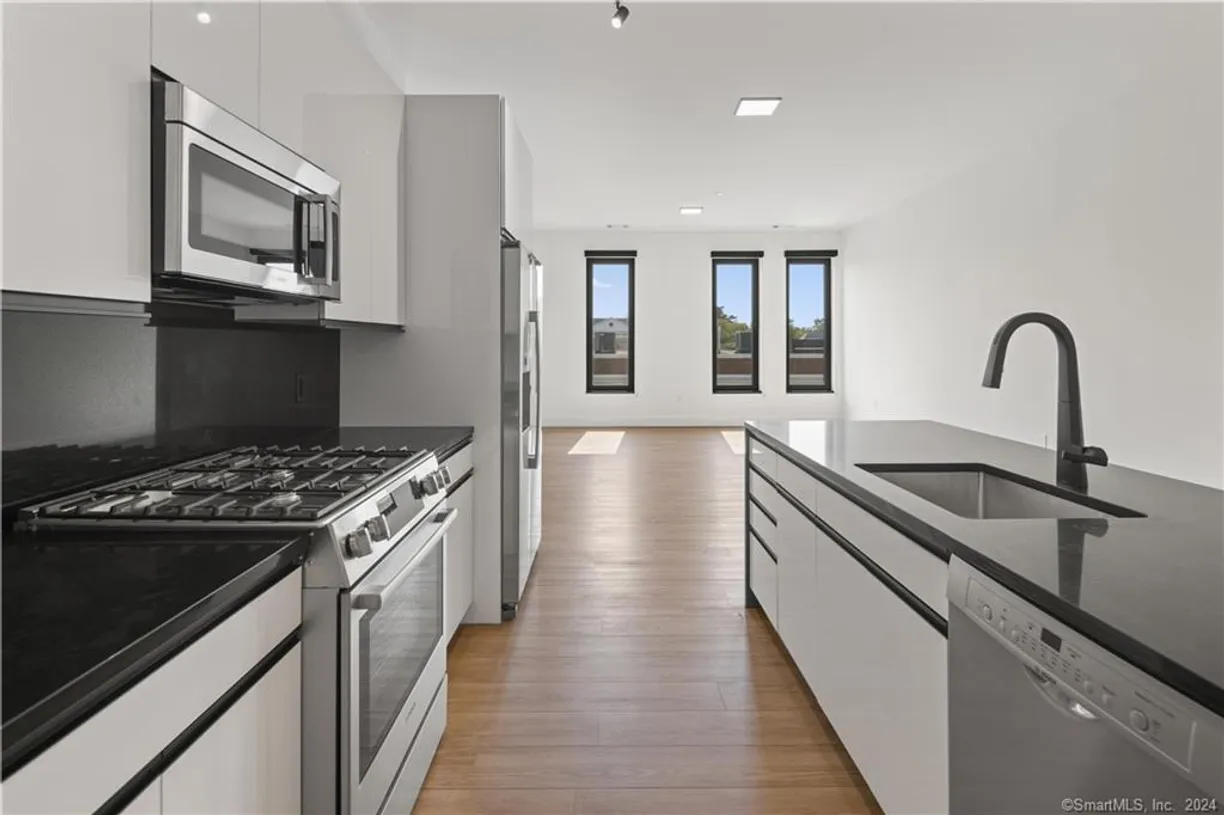 Greenwich Real Estate | View 78 Unquowa Place, 207 | 2 Beds, 2 Baths