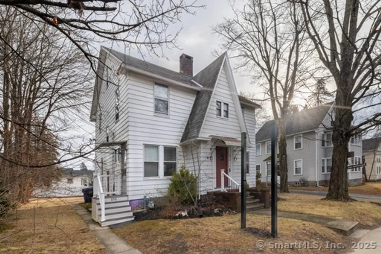 Greenwich Real Estate | View  | 2 Beds, 1 Bath