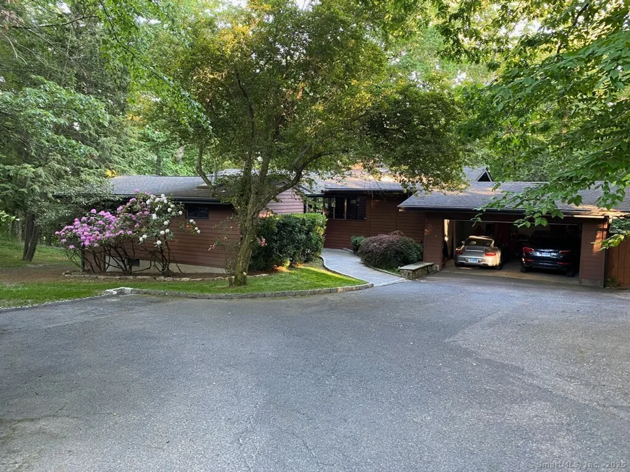 Greenwich Real Estate | View 288 Briar Brae Road | 5 Beds, 3 Baths