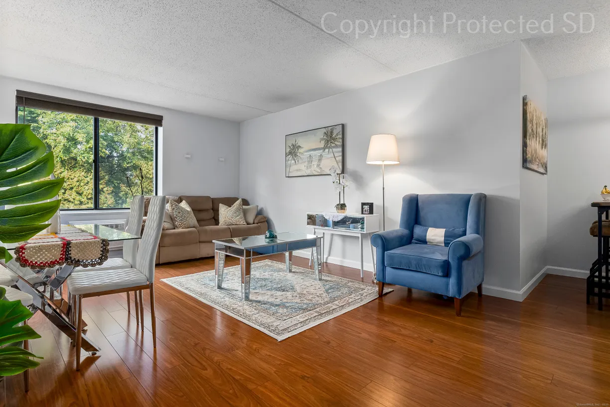 Greenwich Real Estate | View 1535 East Putnam Avenue, Apt 202 | 2 Beds, 1 Bath