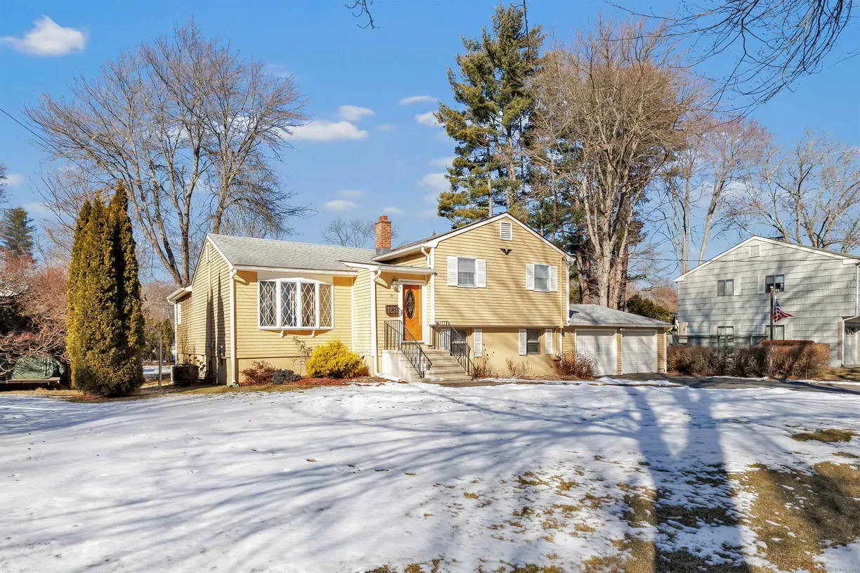 Greenwich Real Estate | View 71 Robin Lane | 3 Beds, 2 Baths