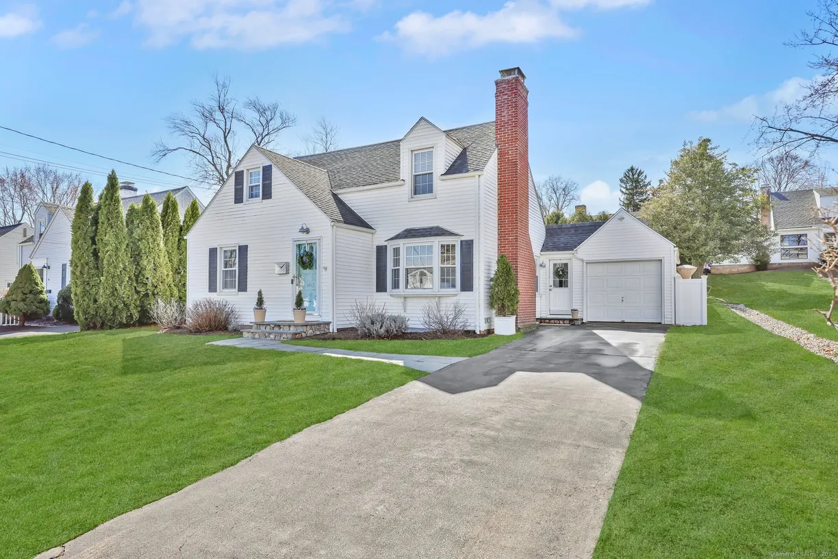 Greenwich Real Estate | View 7 Greenacres Avenue | 3 Beds, 2 Baths