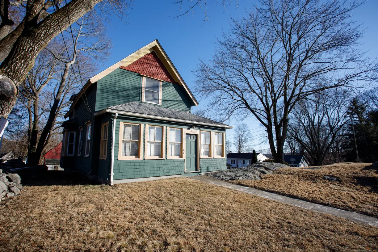 Greenwich Real Estate | View 146 Elizabeth Street | 3 Beds, 2 Baths